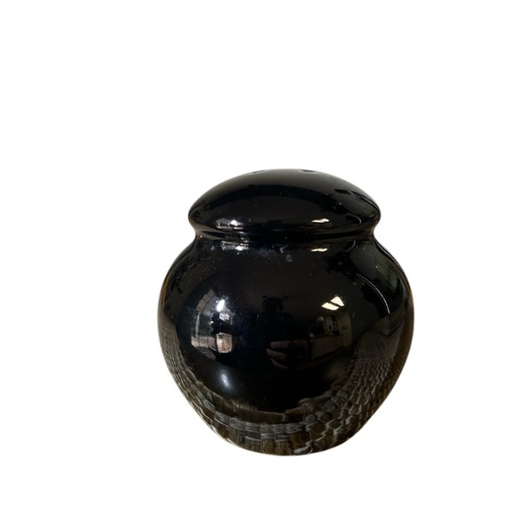 Black round salt and pepper shakers - Picture 2 of 3